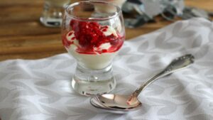 Weißes Schokoladen Mousse mit Himbeeren