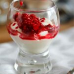 Weißes Schokoladen Mousse mit Himbeeren