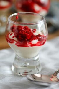 Weißes Schokoladen Mousse mit Himbeeren