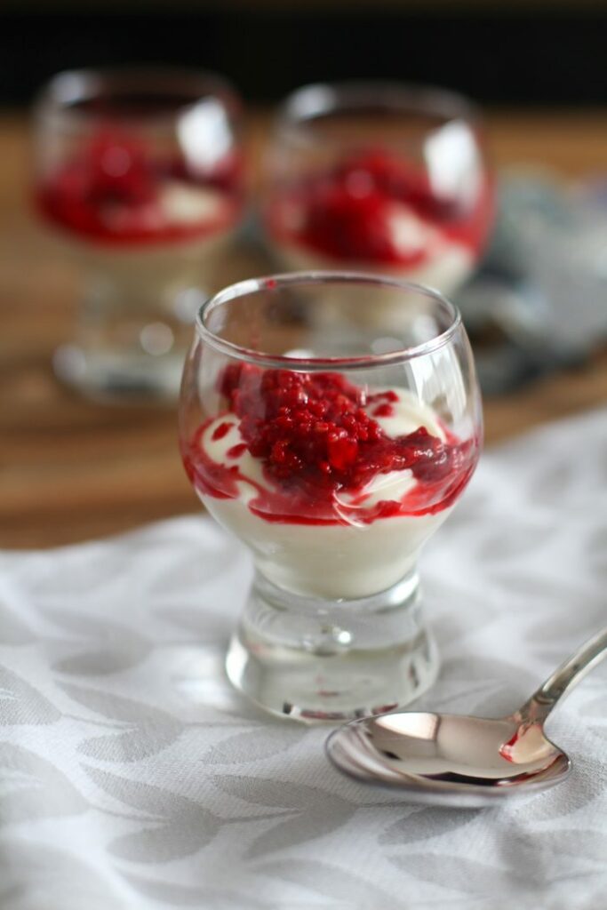 Weißes Schokoladen Mousse mit Himbeeren - einfach gemacht