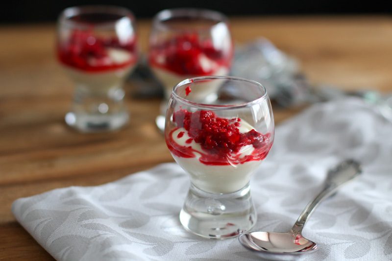 Weißes Schokoladen Mousse mit Himbeeren - einfach gemacht