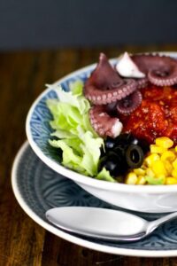 Buddha Bowl Salat mit Tintenfisch und Camelina Öl