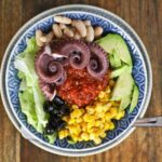 Buddha Bowl Salat mit Tintenfisch und Camelina Öl