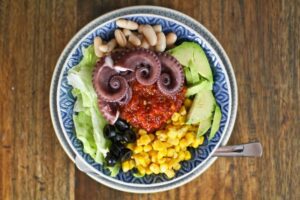 Buddha Bowl Salat mit Tintenfisch und Camelina Öl