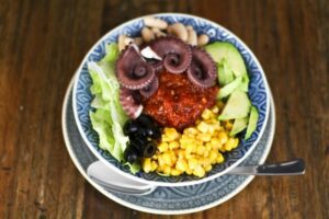 Buddha Bowl Salat mit Tintenfisch und Camelina Öl