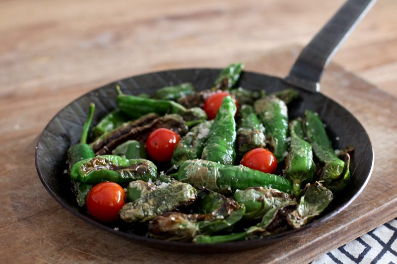 Pimientos de Padron Rezept mit Cherrytomaten und Murray River Salzflocken