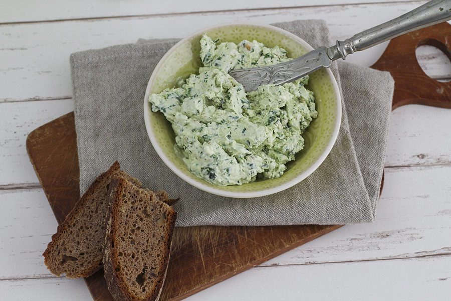 Bärlauch Frischkäse mit Feta und Walnüssen