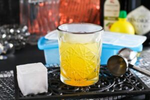 Anzeige Maracuja Gin Fizz mit Eiswürfelform myDRINK von tescoma