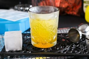 Anzeige Maracuja Gin Fizz mit Eiswürferfrom myDRINK von tescoma