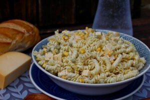 Klassisches Rezept: Nudelsalat mit Mayonnaise und Creme Fraiche