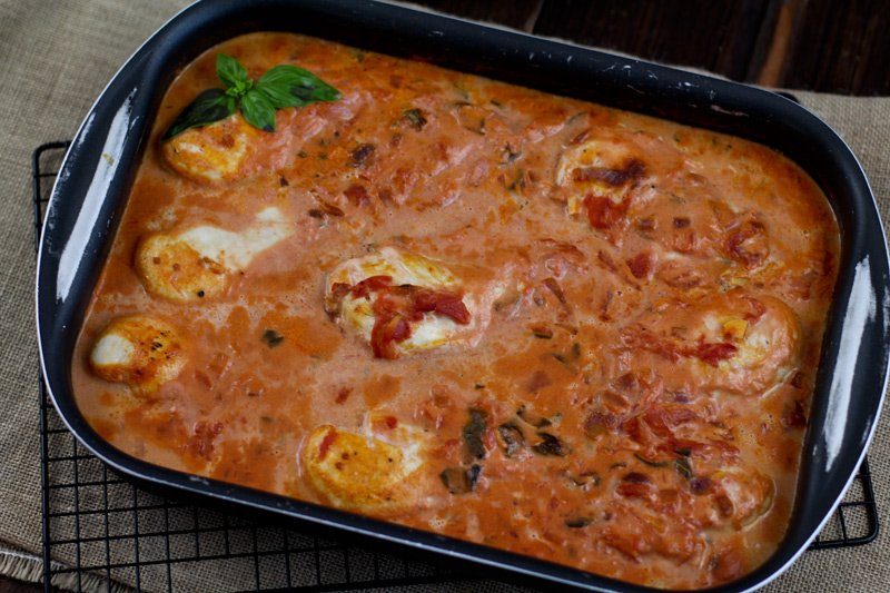 Hähnchenbrust in Tomatensoße aus dem Backofen