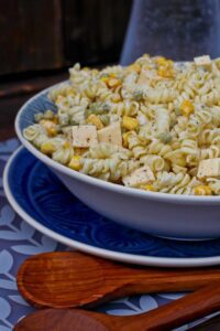 Klassisches Rezept: Nudelsalat mit Mayonnaise und Creme Fraiche