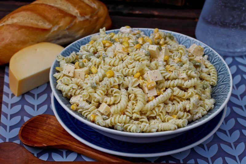 Klassisches Rezept: Nudelsalat mit Mayonnaise und Creme Fraiche