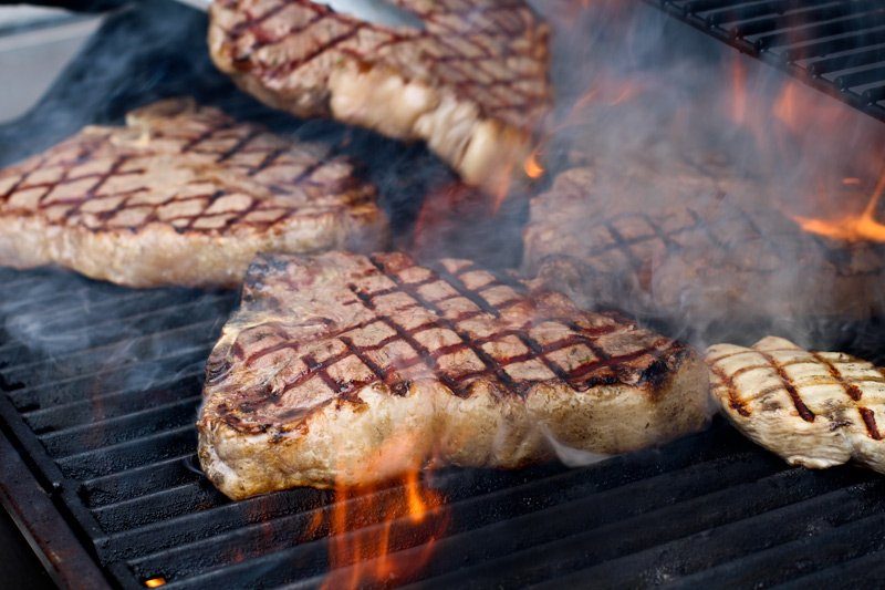 T-Bone Steak grillen - Temperatur / Würzen / Beilagen 4 Steak auf dem Grill