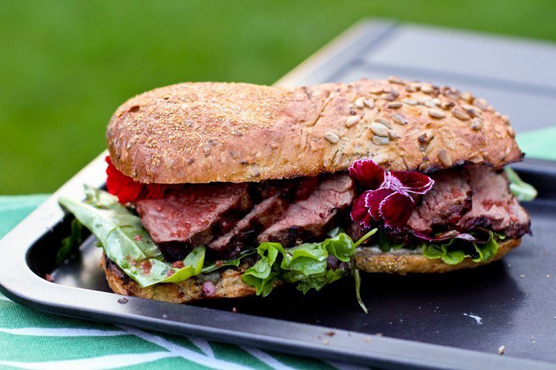 Roastbeef Sandwich Rezept vom Grill mit rotem Hawaii Salz