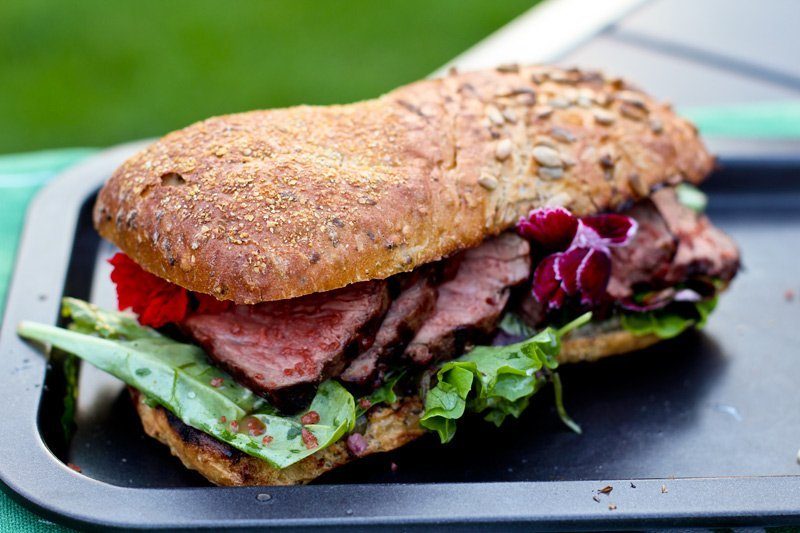 Roastbeef Sandwich Rezept vom Grill mit rotem Hawaii Salz