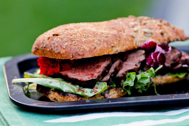 Roastbeef Sandwich Rezept vom Grill mit rotem Hawaii Salz