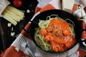 Spaghetti mit gebratener Paprika Soße und Shrimps