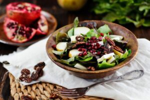 Weihnachtssalat mit Birne, Granatapfel & Camembert