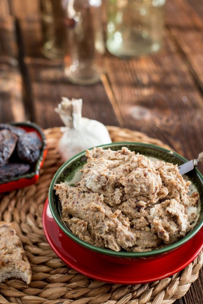 Dattel Frischkäse Dip mit Walnüssen