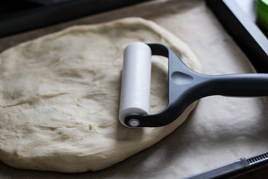 Fluffiger Pizzateig Rezept - mit Pizzamehl Typ 00 gebacken 2 Teig Ausrollen