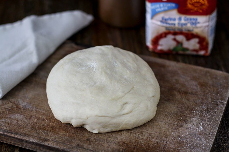 Fluffiger Pizzateig Rezept - mit Pizzamehl Typ 00 gebacken 3 Fertiger Teig der Pizza