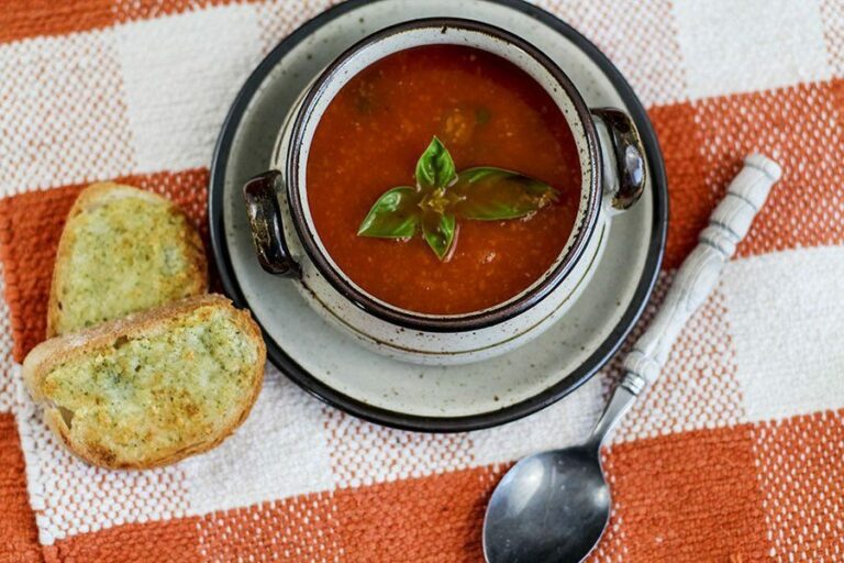 Einfache Tomatensuppe aus Dosentomaten selber machen