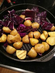 Deftiges Winter Gulasch Rezept mit Kartoffeln, Rotkohl & Sellerie