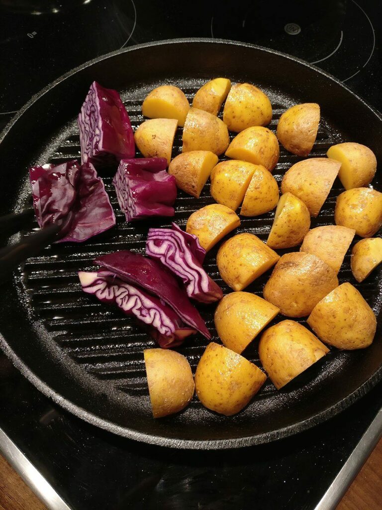 Deftiges Winter Gulasch Rezept mit Kartoffeln, Rotkohl & Sellerie