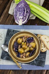 Deftiges Winter Gulasch Rezept mit Kartoffeln, Rotkohl & Sellerie