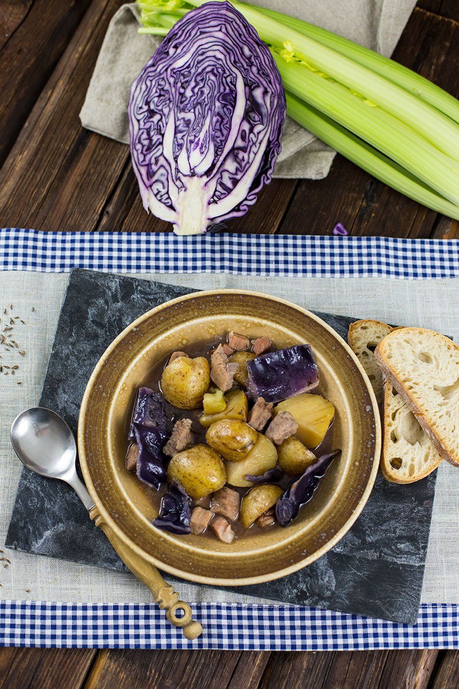 Deftiges Winter Gulasch Rezept mit Kartoffeln, Rotkohl und Sellerie ...