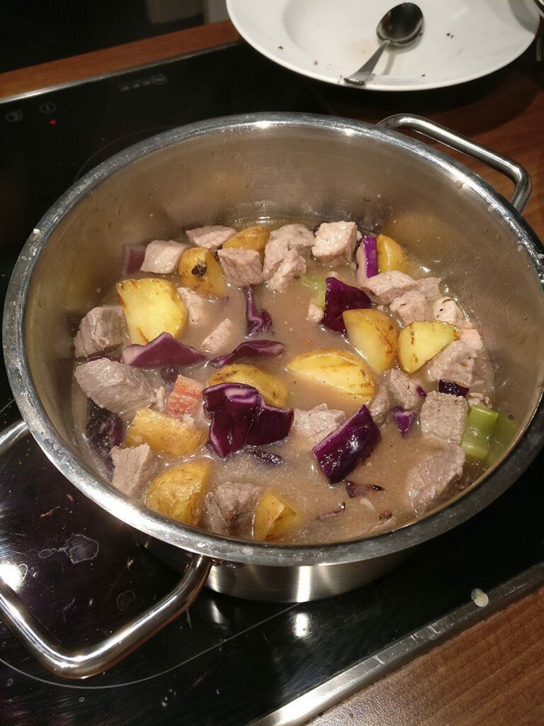 Deftiges Winter Gulasch Rezept mit Kartoffeln, Rotkohl & Sellerie