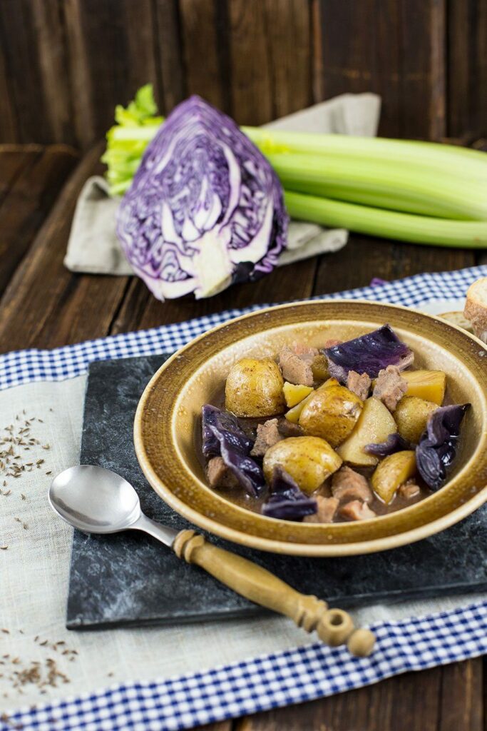 Deftiges Winter Gulasch Rezept mit Kartoffeln, Rotkohl & Sellerie