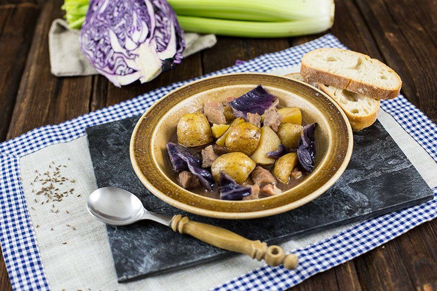 Deftiges Winter Gulasch Rezept mit Kartoffeln, Rotkohl & Sellerie