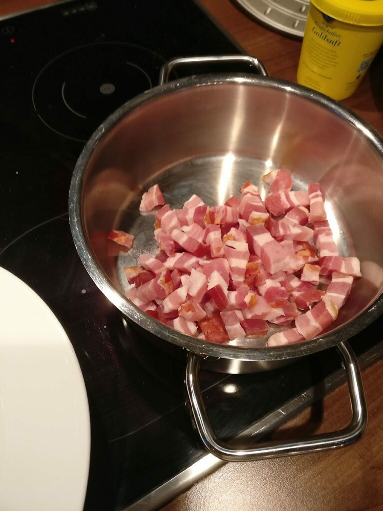 Deftiges Winter Gulasch Rezept mit Kartoffeln, Rotkohl & Sellerie