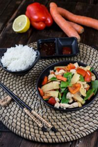 Hähnchen Gemüse Wok Rezept mit Paprika, Bambussprossen und Zuckerschoten