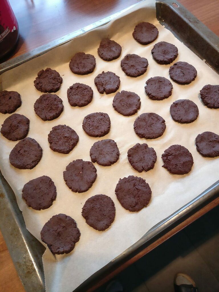 Platte Teiglinge auf dem Blech