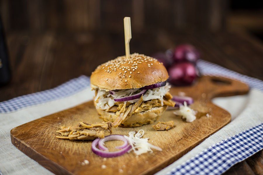 Pulled Chicken Burger Rezept - mit Krautsalat Beilage