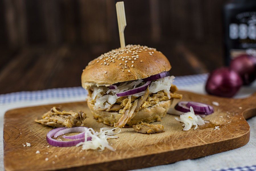 Pulled Chicken Burger Rezept mit Krautsalat 2 Pulled Chicken Burger Rezept mit Krautsalat