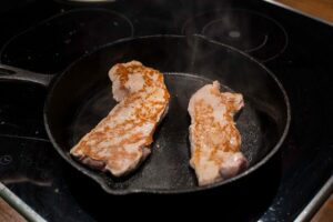 Schnitzelpfanne mit Pfeffer-Rahm-Soße mit Nudeln