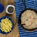 Schnitzelpfanne mit Pfeffer-Rahm-Soße mit Nudeln
