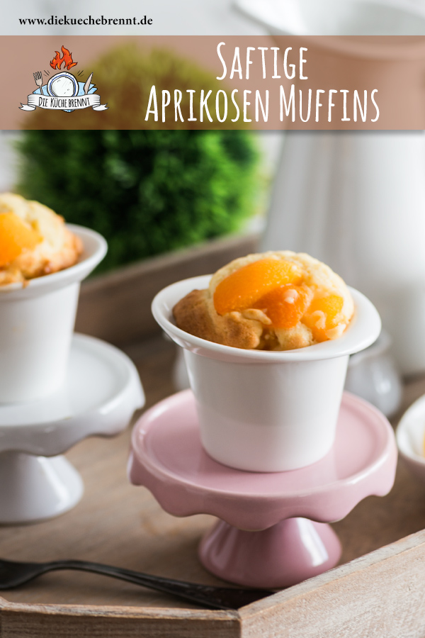 Saftiges Aprikosen Muffins Rezept in Keramikbechern