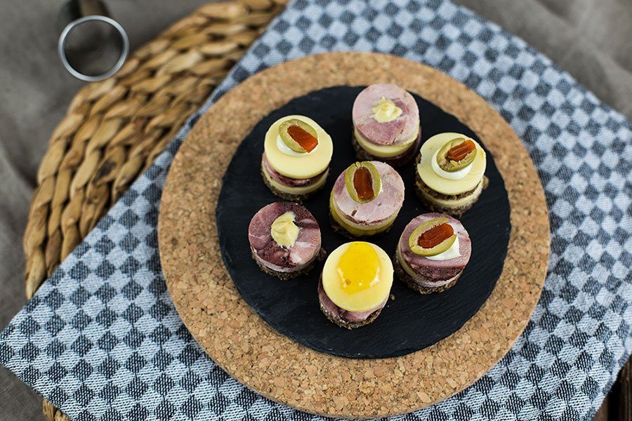Kleine Fingerfood Häppchen mit Wurst Kleine Fingerfood Häppchen mit Wurst