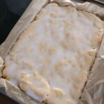 Glasur auf den fertigen Kuchen
