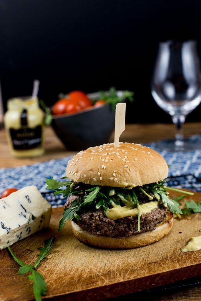 Schweine Blauschimmelkäse Burger mit Rucola