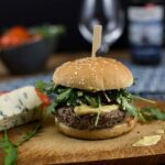 Schweine Blauschimmelkäse Burger mit Rucola