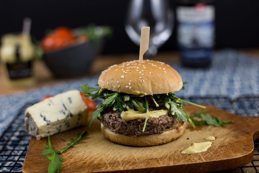 Blauschimmelkäse Burger Rezept mit Rucola für den Grill