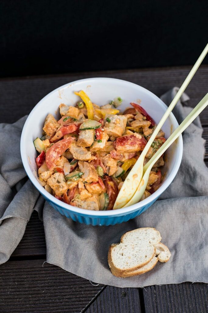 Brotsalat Rezept Paprika, Tomate und Frühlingszwiebel