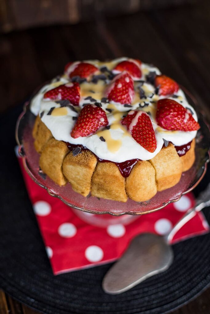 Monkey Bread Rezept mit Eierlikör & Erdbeeren