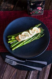 Grüner Spargel mit Lachs im Butterbrotpapier